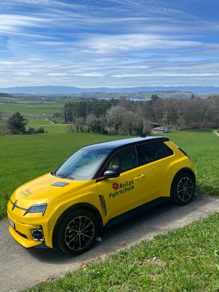 Renault R5 E-tech Electric Fahrschulauto von Anita's Fahrschule